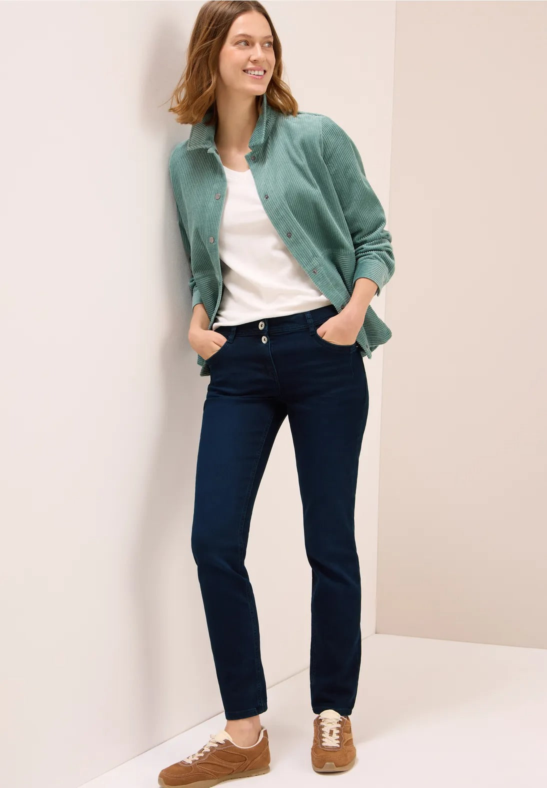 Jeans med avslappnad passform, modell Scarlett Blueblack, medelhög midja