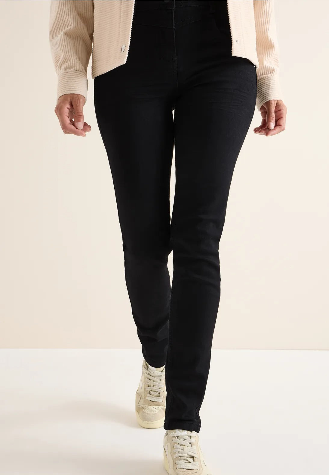 Svarta jeans av favoritmodellen Vicky, hög  midja, 30 o 32 längd