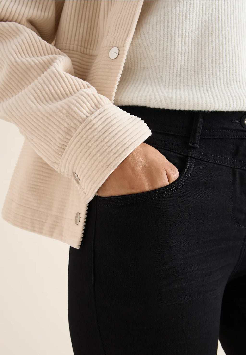 Svarta jeans av favoritmodellen Vicky, hög  midja, 30 o 32 längd