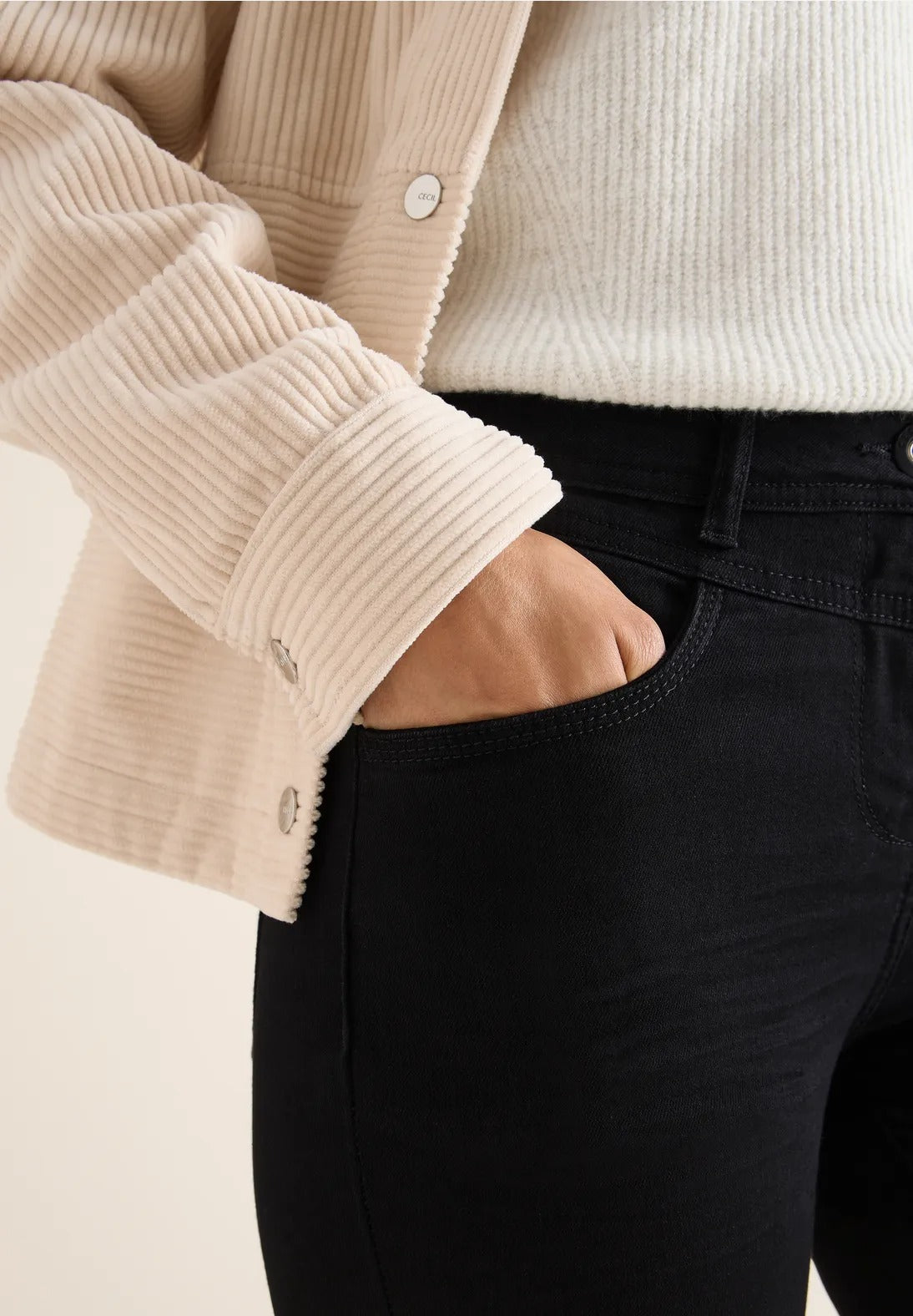 Svarta jeans av favoritmodellen Vicky, hög  midja, 30 o 32 längd