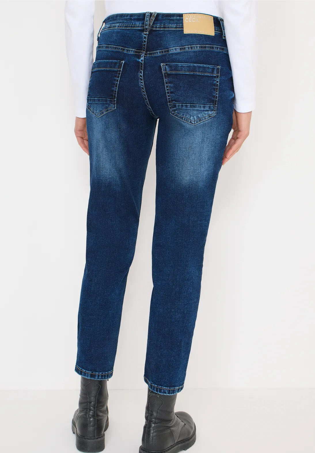 Jeans modell Scarlett mellanblå, medelhög midja, 28 längd