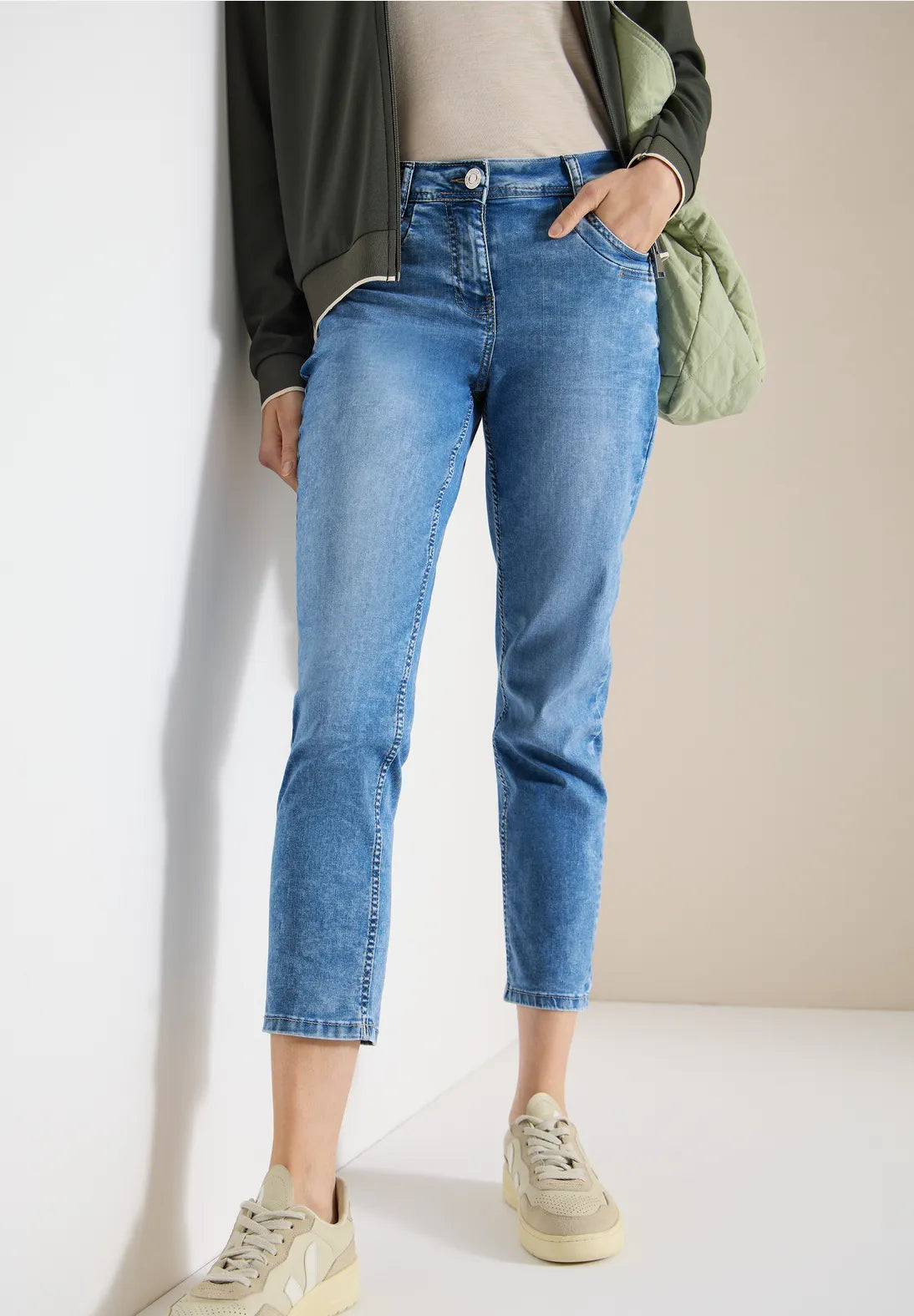 Jeans modell Scarlett ljusblå, medelhög midja, 26 längd från Cecil