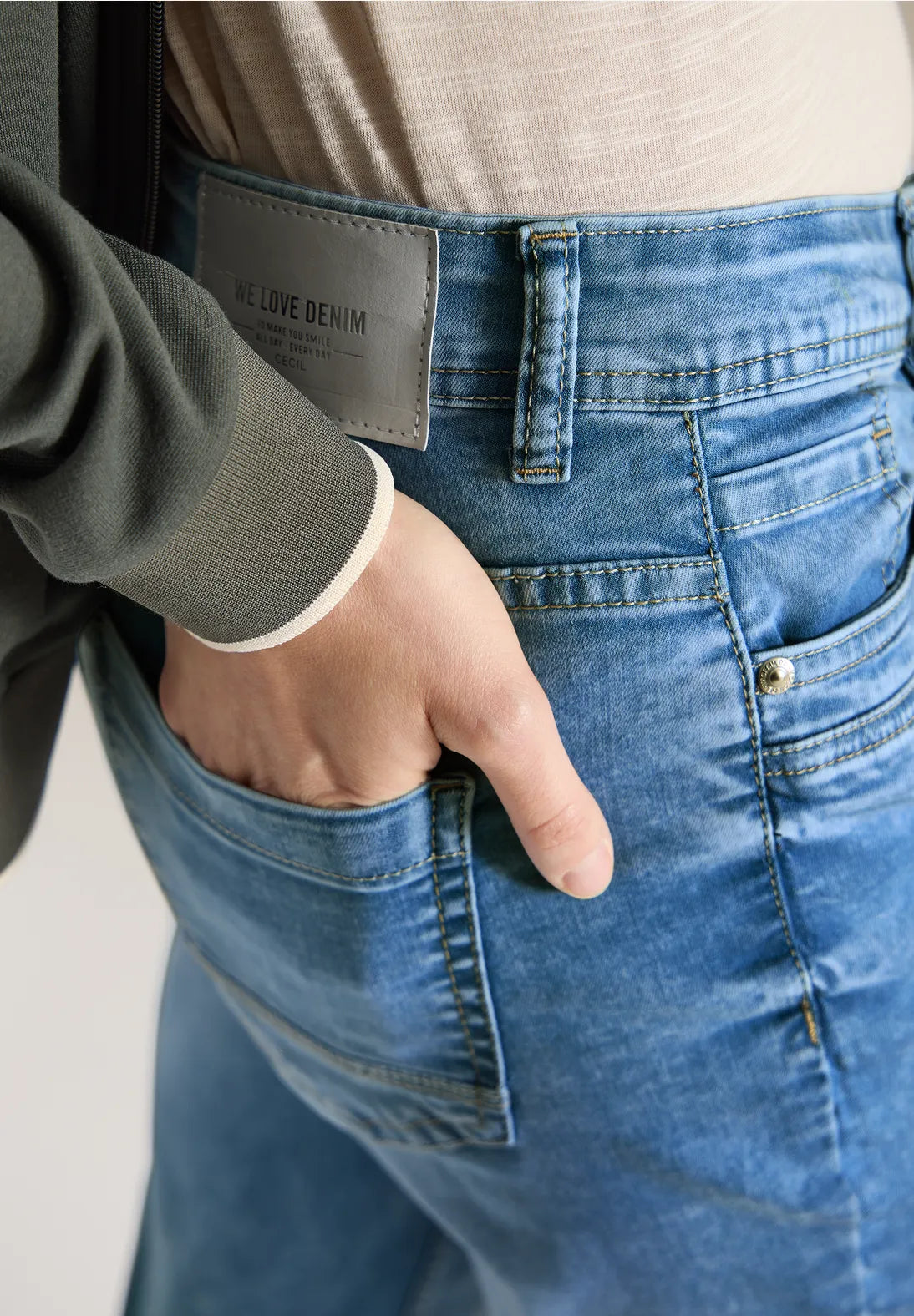 Jeans modell Scarlett ljusblå, medelhög midja, 26 längd från Cecil