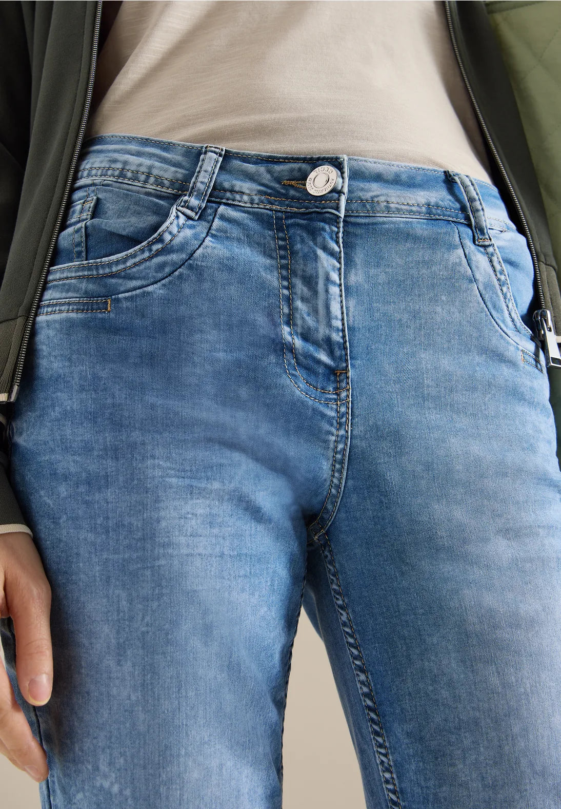 Jeans modell Scarlett ljusblå, medelhög midja, 26 längd från Cecil