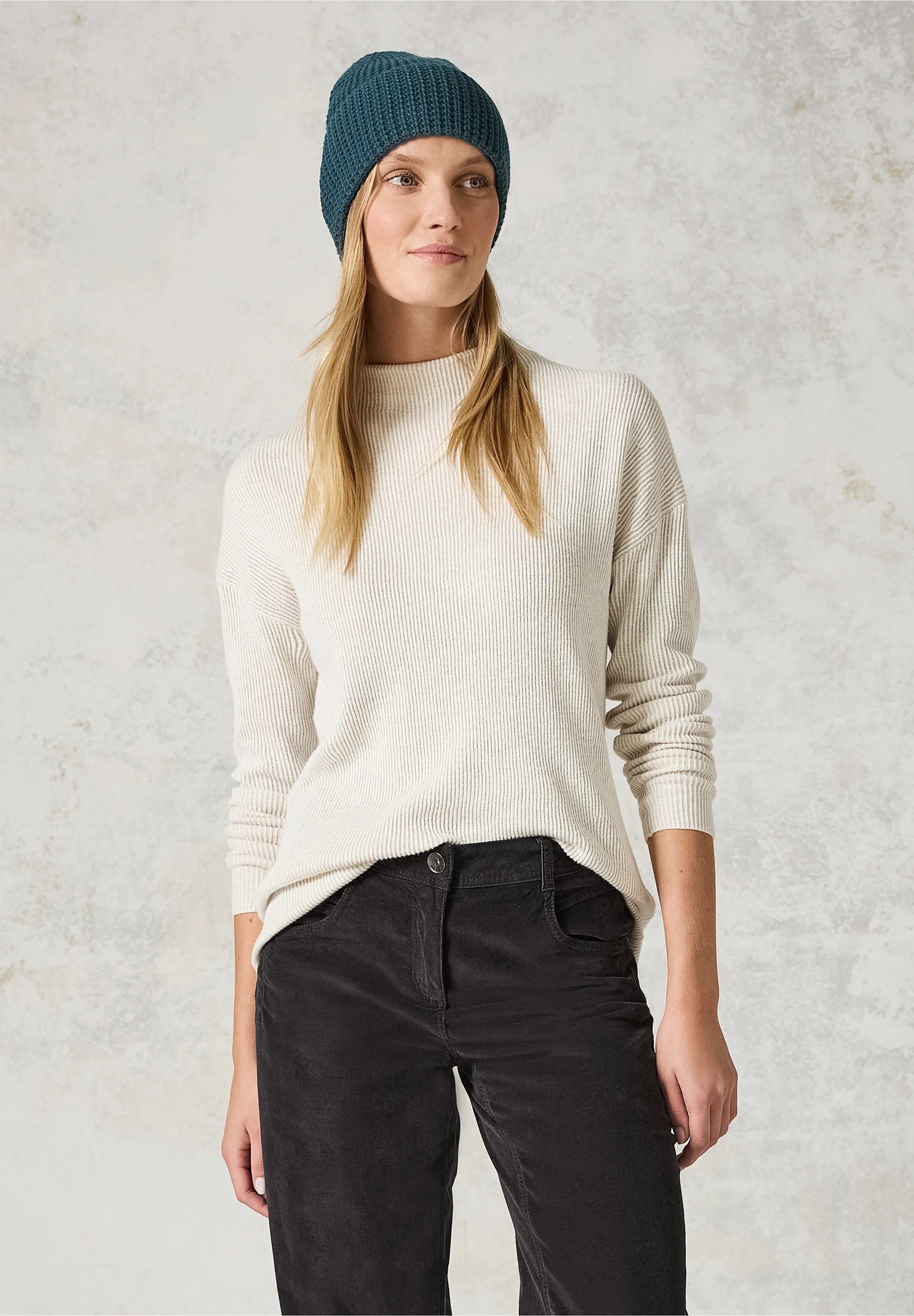 Stickad mössa med struktur, 2 färger