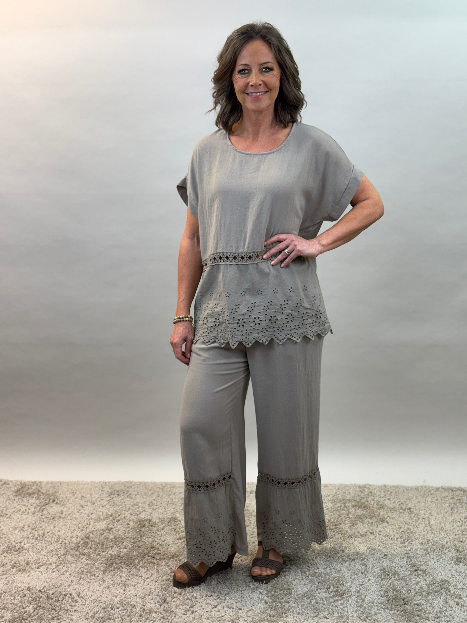 Viskos/linnebyxa med brodyr från Mixbyheart , taupe