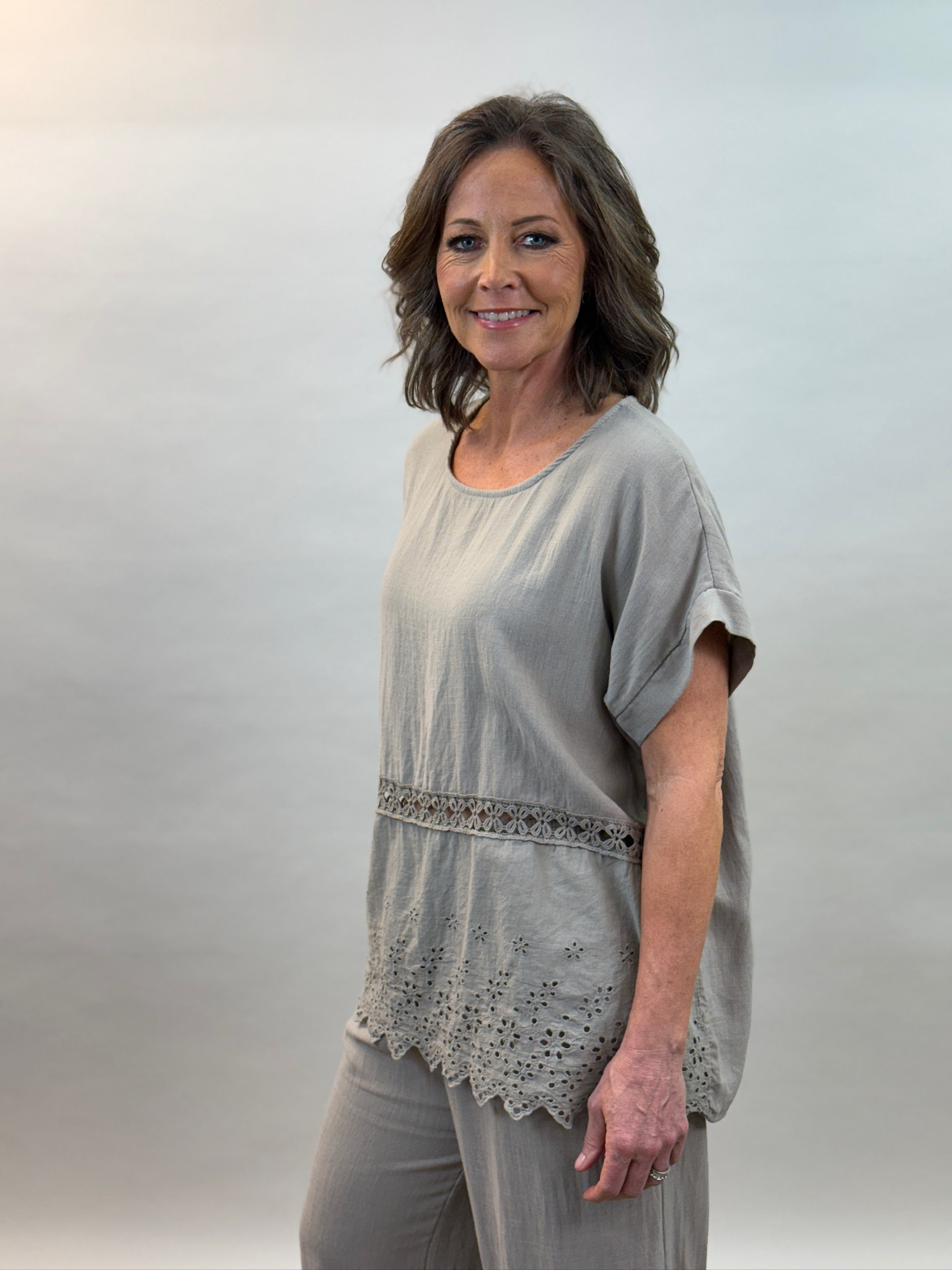 Viskos/linneblus med brodyr från Mixbyheart , taupe