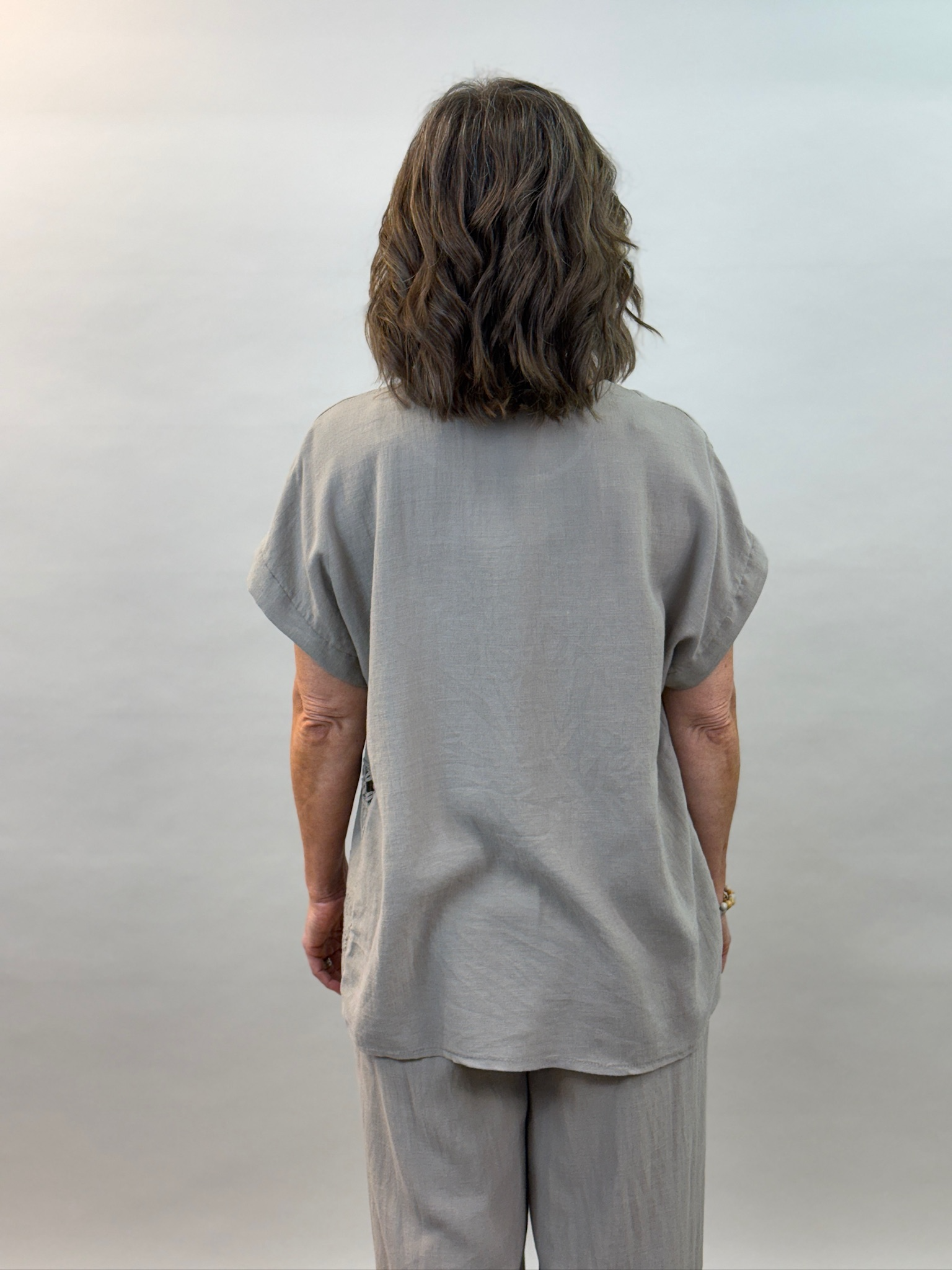 Viskos/linneblus med brodyr från Mixbyheart , taupe