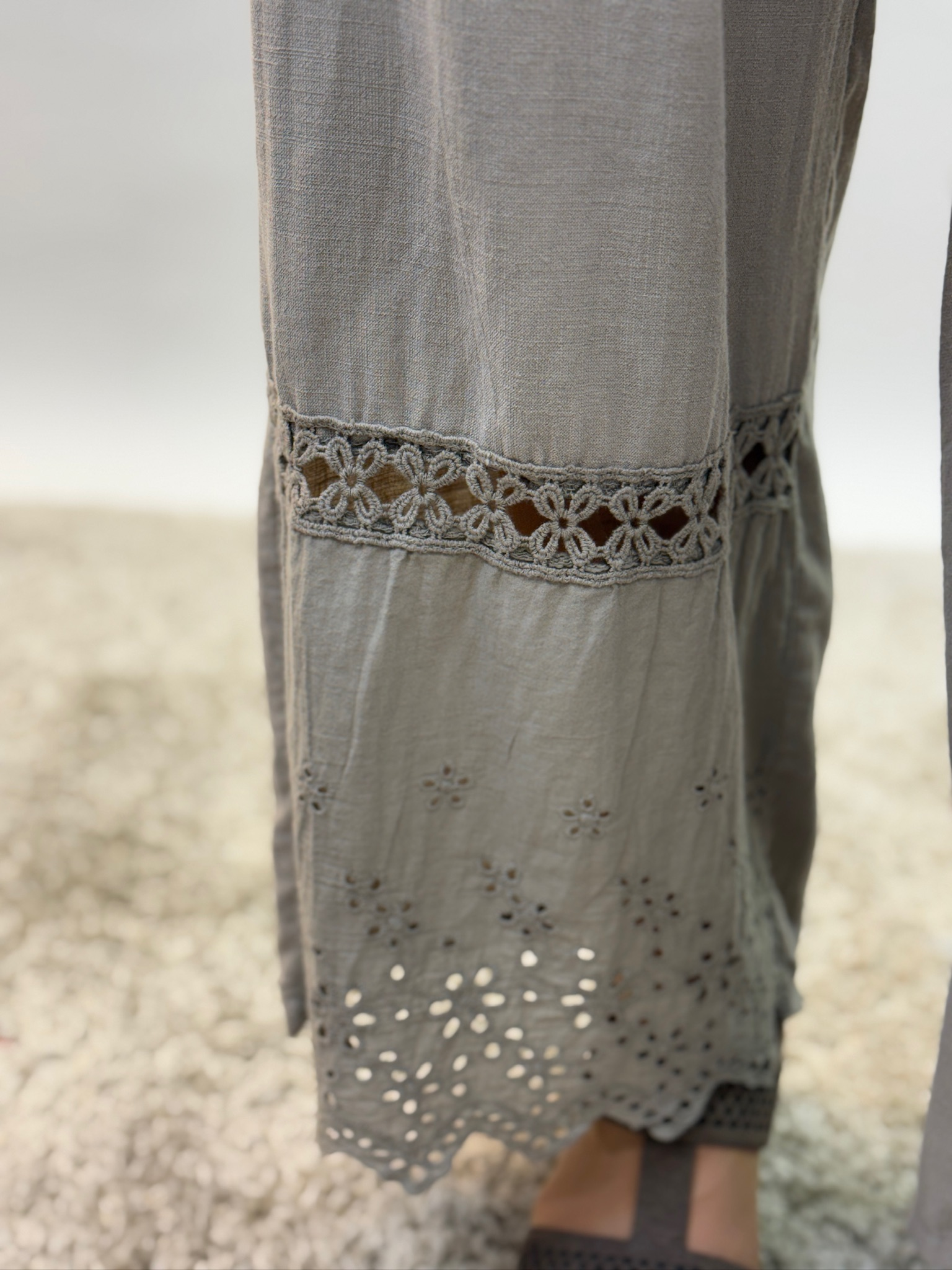 Viskos/linnebyxa med brodyr från Mixbyheart , taupe