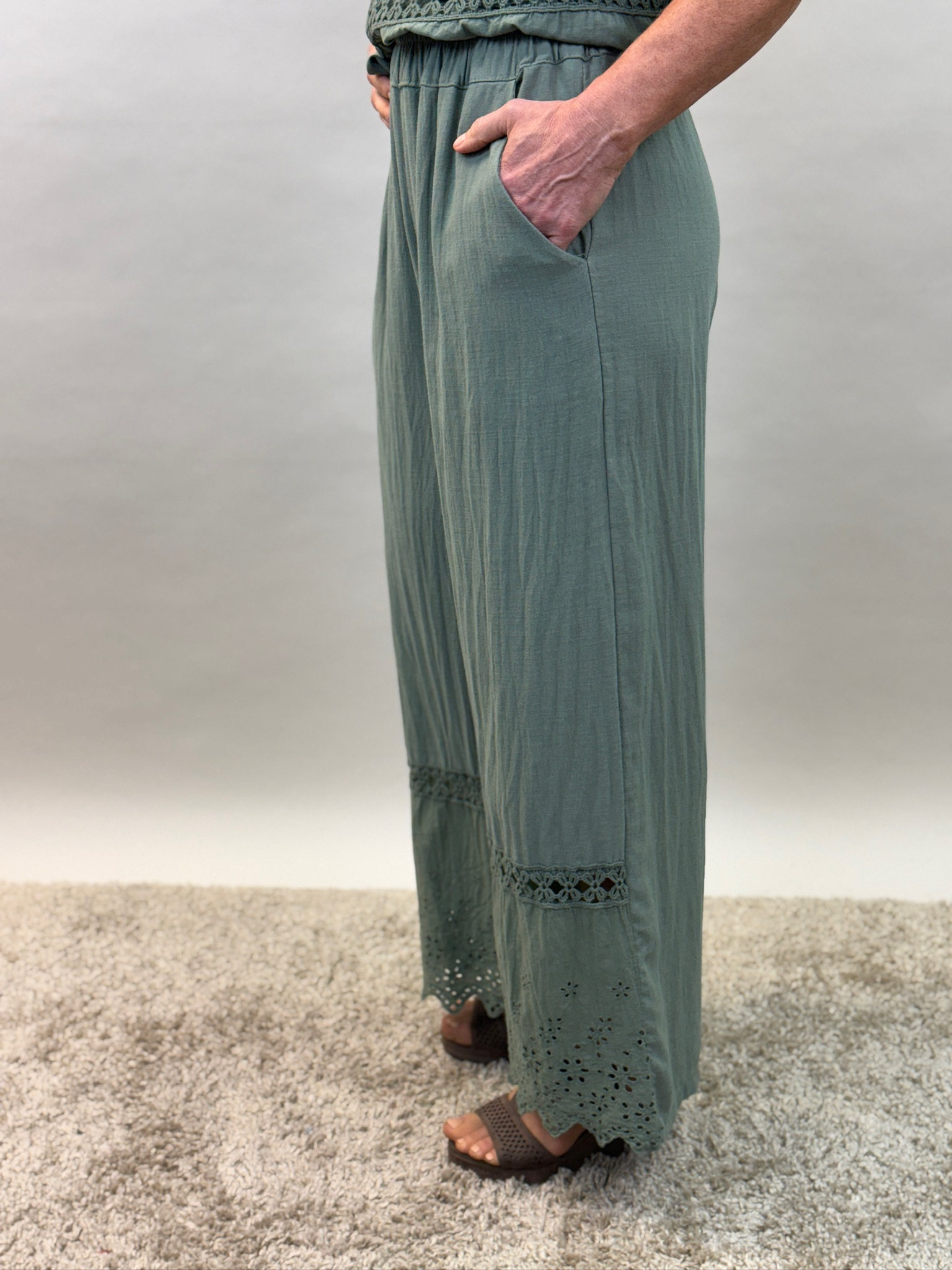 Viskos/linnebyxa med brodyr från Mixbyheart , army