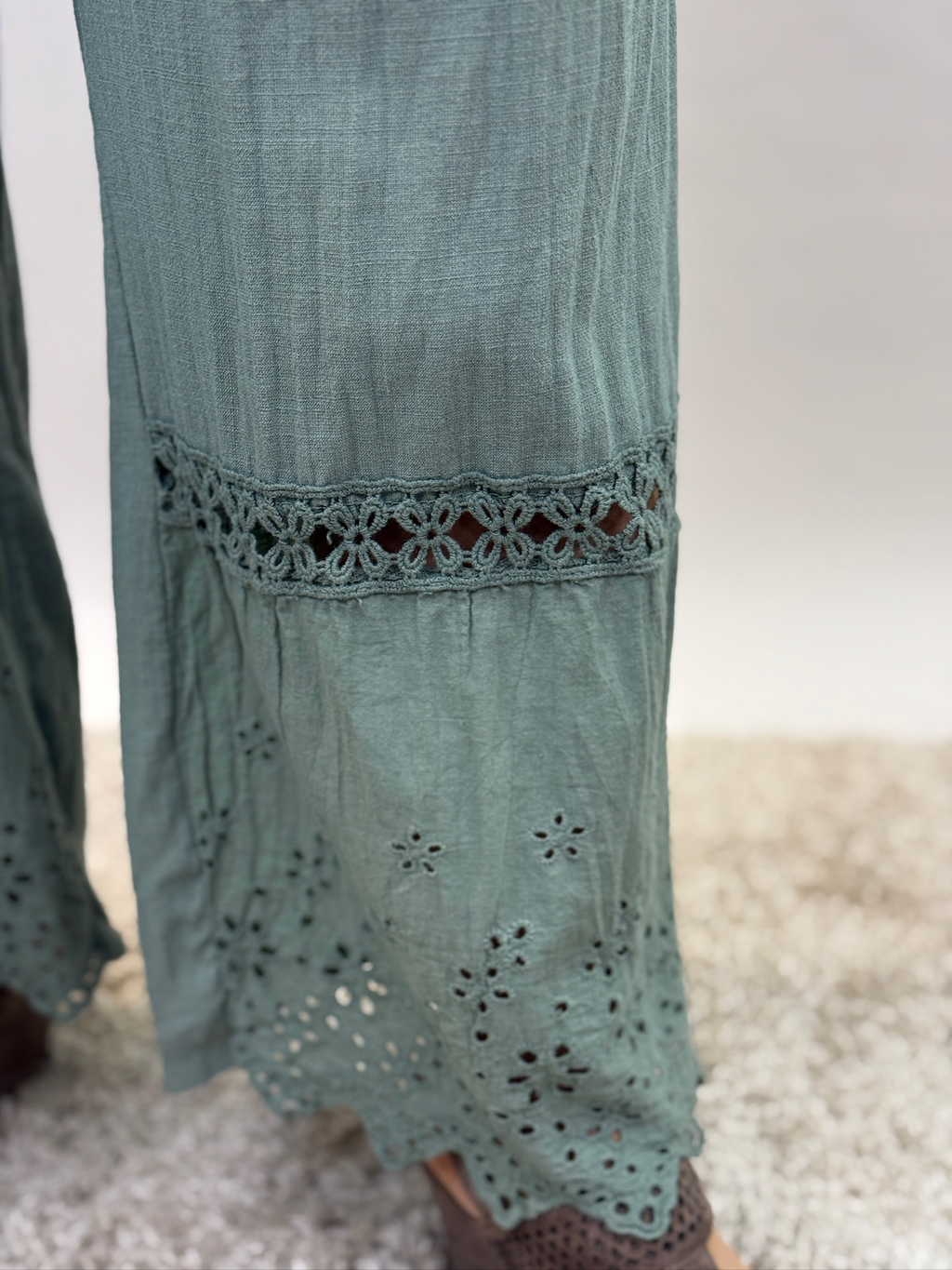 Viskos/linnebyxa med brodyr från Mixbyheart , army