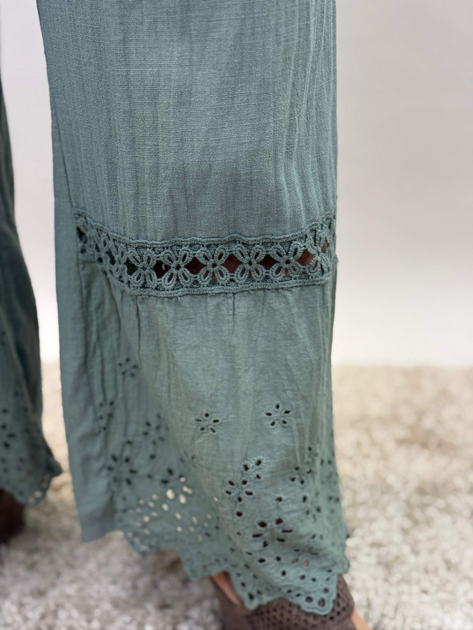 Viskos/linnebyxa med brodyr från Mixbyheart , army