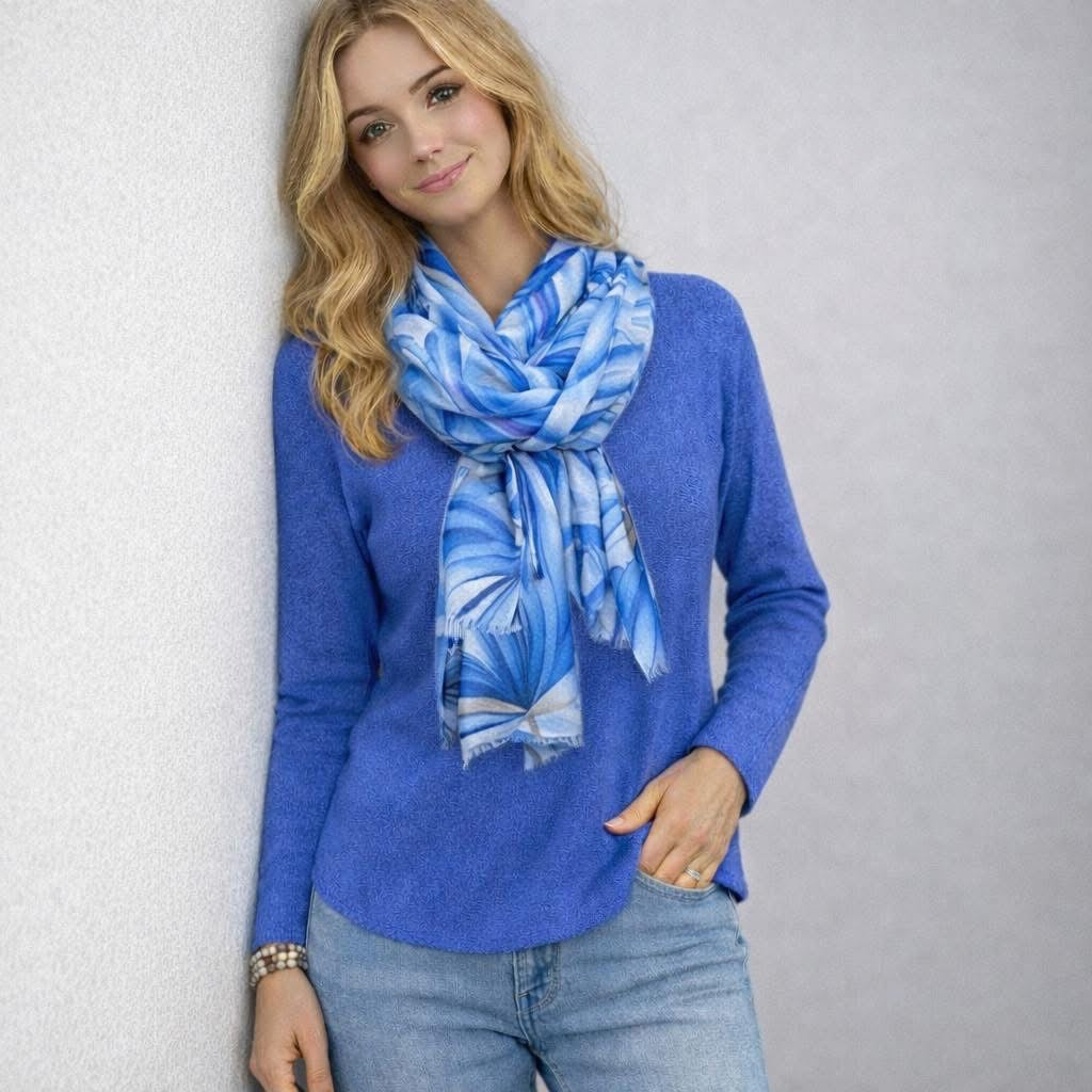 Finstickad tröja med V-hals från Mixbyheart, Hella520 klarblå