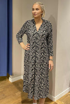 Klänning från Caramelle svart/vit mönstrad