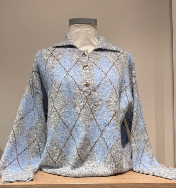 Stickad tröja med Argylemönstrer från Caramelle , ljusblå