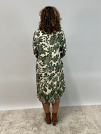 Mönstrad klänning med V-hals från Mixbyheart,  army