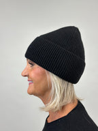 Ribbstickad mössa med uppvikt kant från Mixbyheart, svart