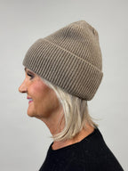 Ribbstickad mössa med uppvikt kant från Mixbyheart, taupe
