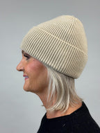 Ribbstickad mössa med uppvikt kant från Mixbyheart, beige