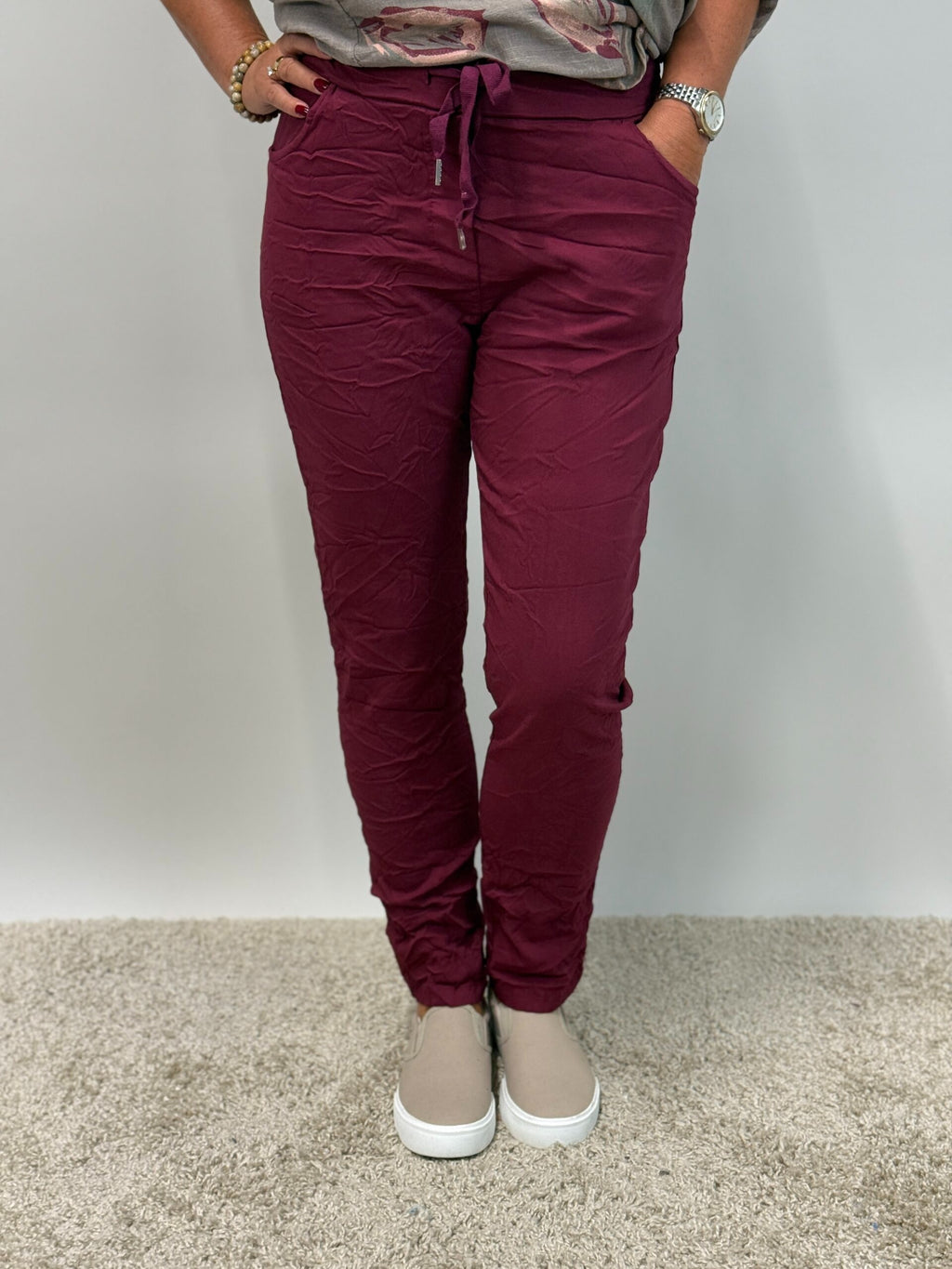 Magiskt stretchiga byxor  Signe med resår i midjan, vinröd