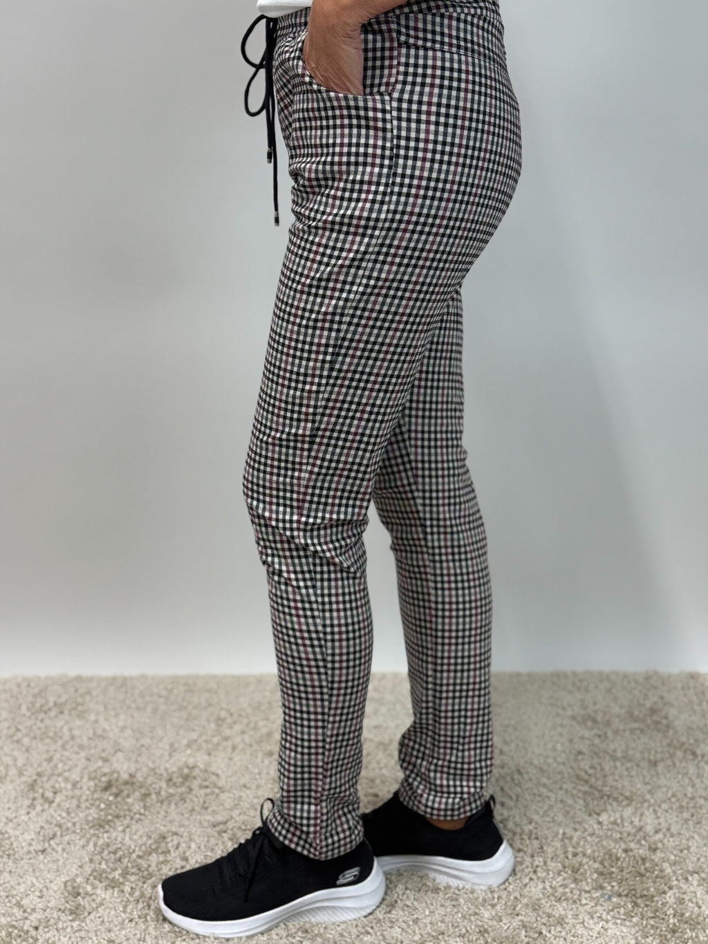 Magiskt stretchiga byxa Noomi, rutig från Mixbyheart