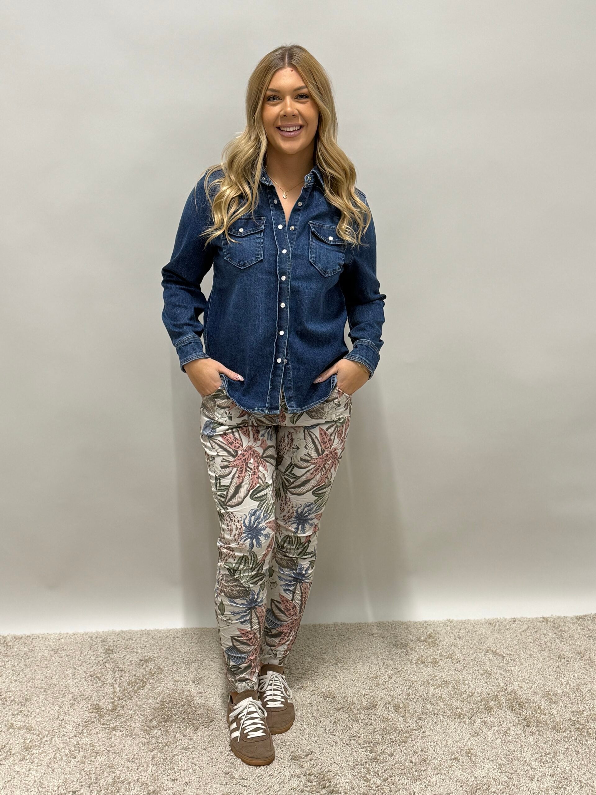 VÅRYRA Magiskt stretchiga byxor  Signe med bladmönster, beige