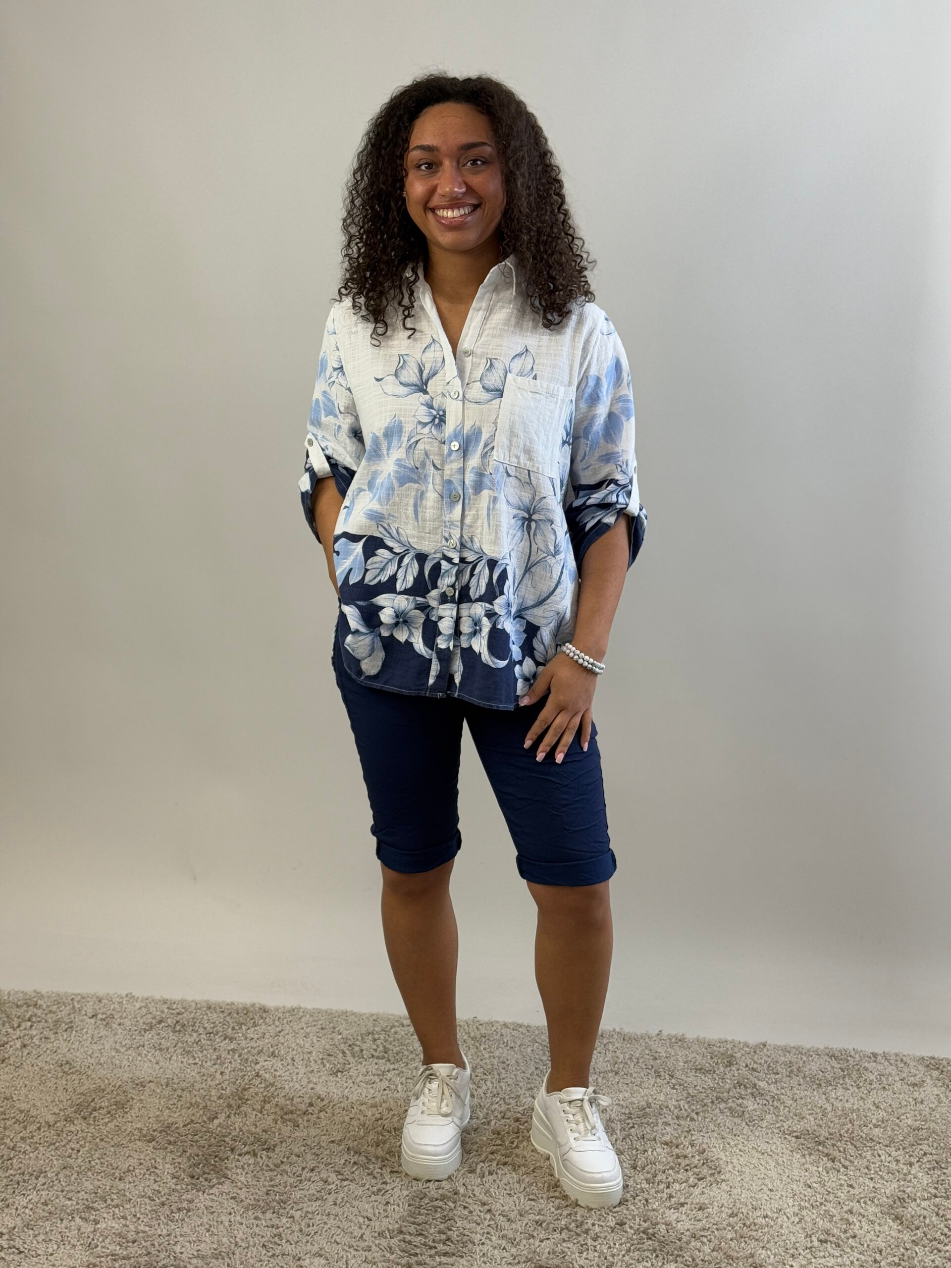 Bomullsblus Kelly med blombård nertill och ärm med knappslå från Mixbyheart