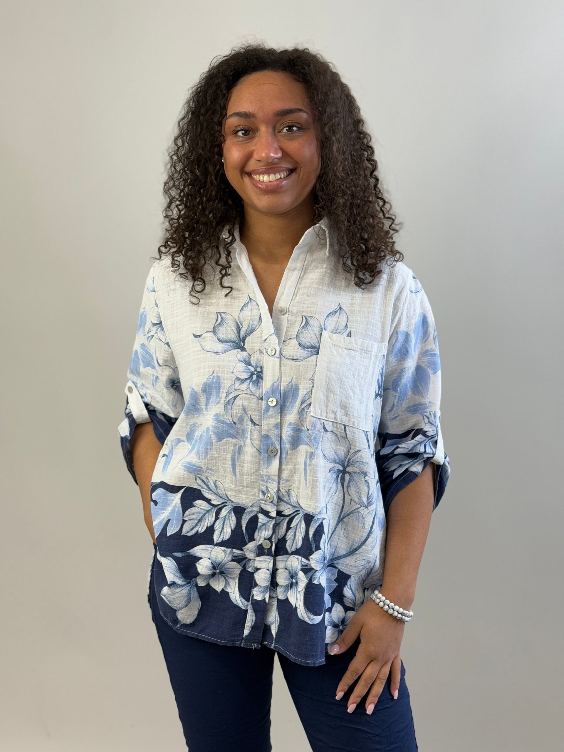 Bomullsblus Kelly med blombård nertill och ärm med knappslå från Mixbyheart