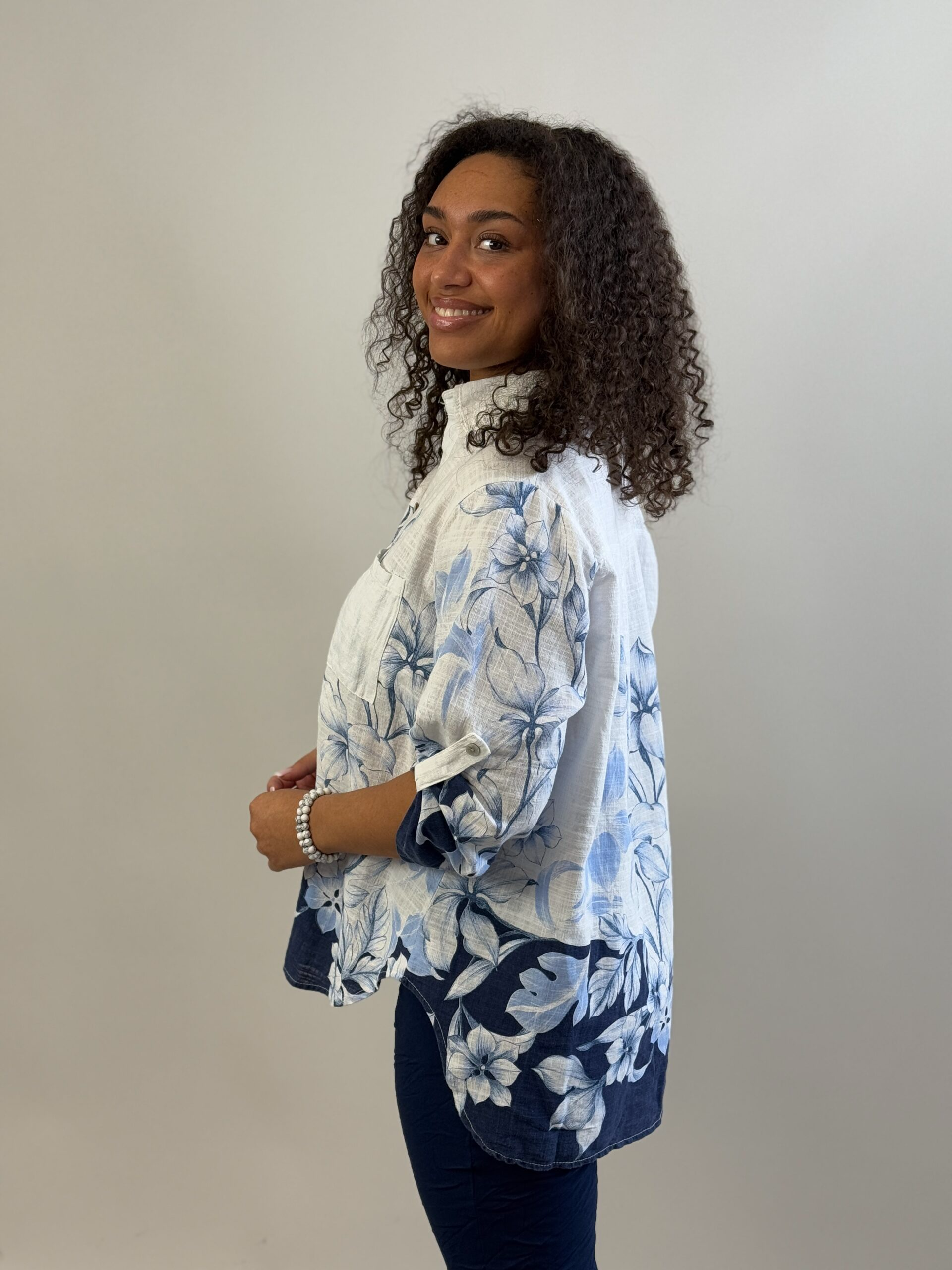 Bomullsblus Kelly med blombård nertill och ärm med knappslå från Mixbyheart