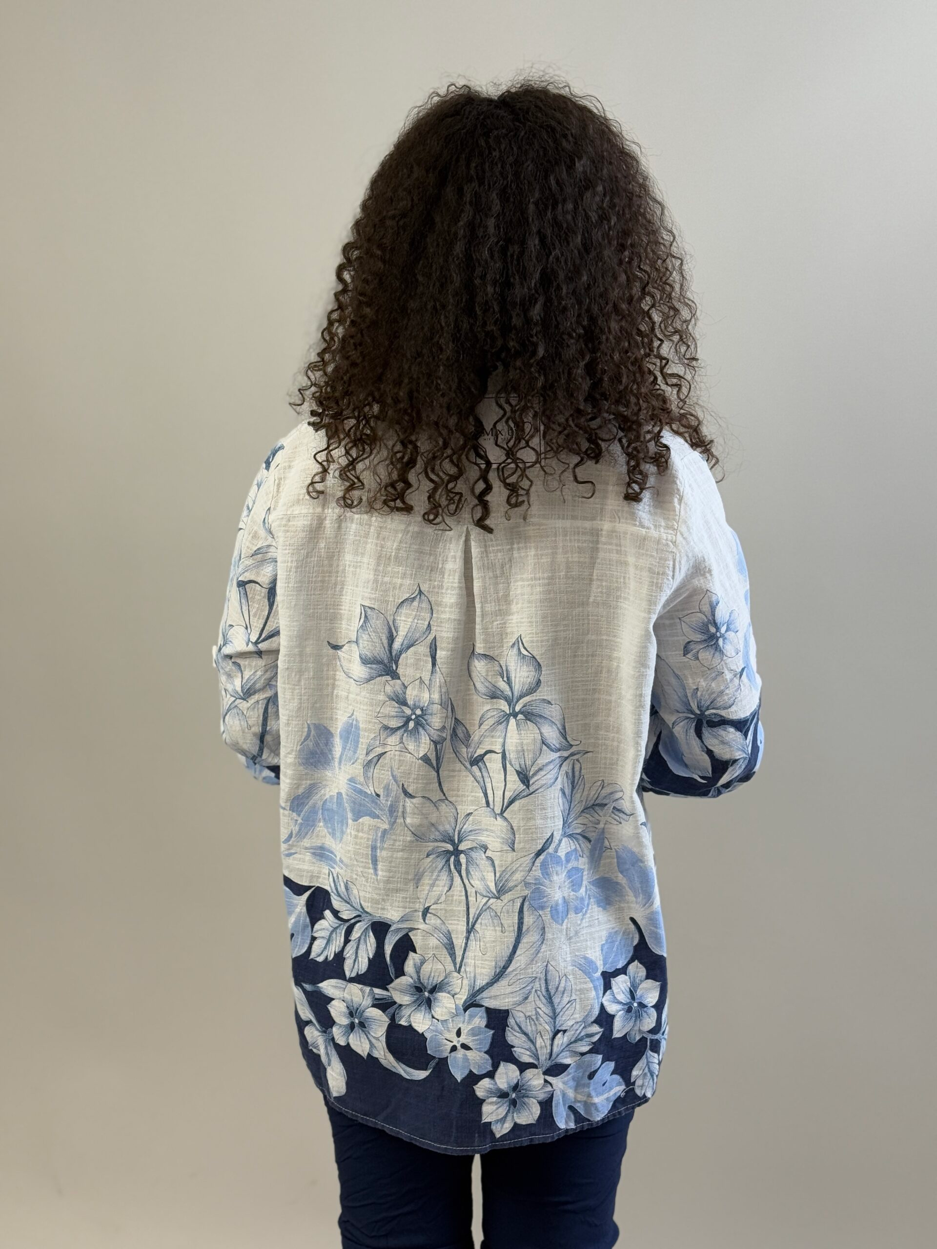 Bomullsblus Kelly med blombård nertill och ärm med knappslå från Mixbyheart