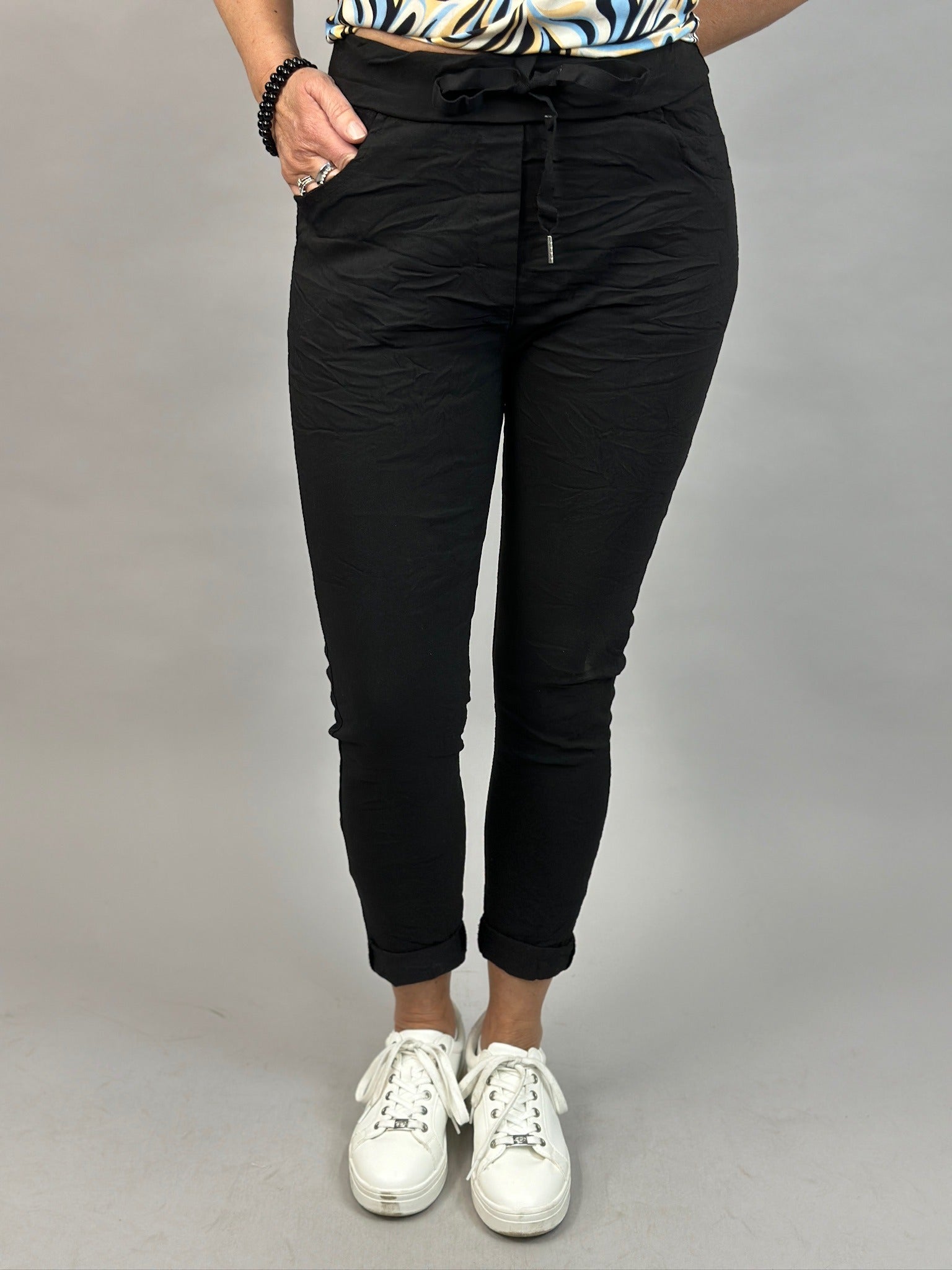 Magiskt stretchiga byxor  Signe med resår i midjan, svart