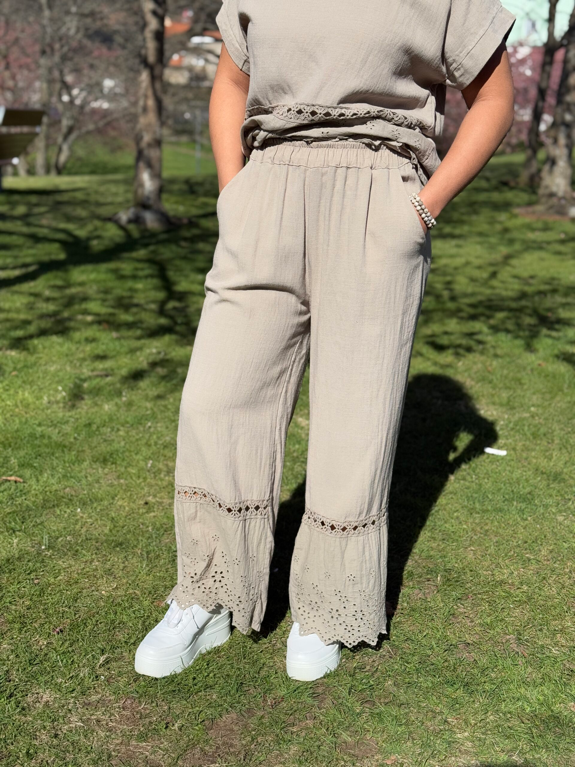 Viskos/linnebyxa med brodyr från Mixbyheart , taupe