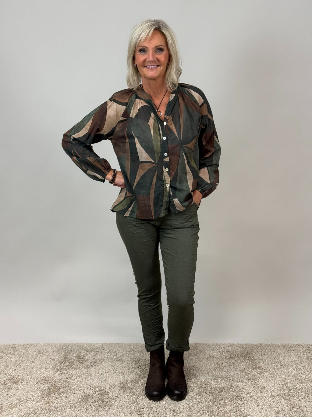 Mönstrad blus Adriana med rynk i halsen, grön, Mixbyheart