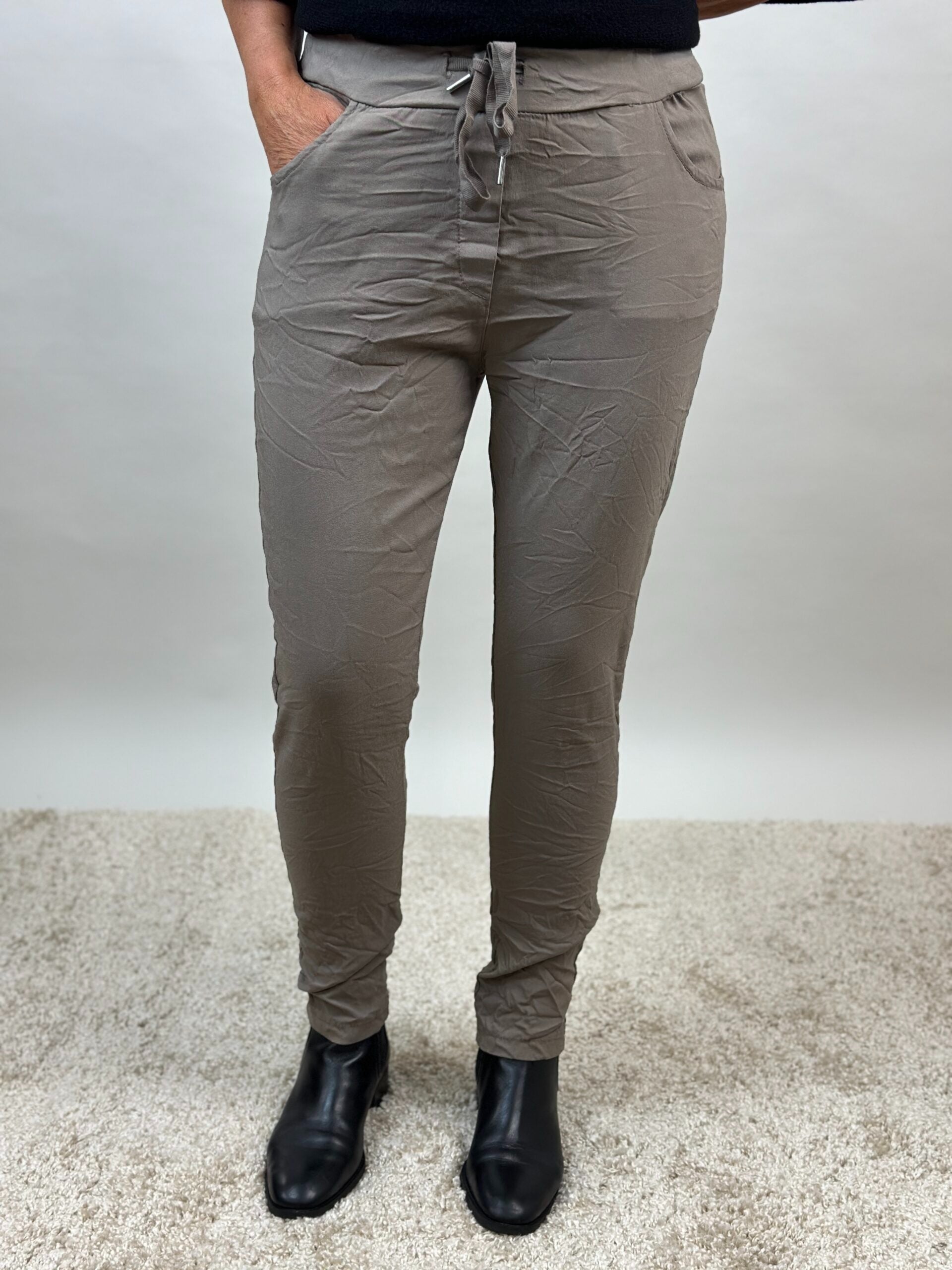 Magiskt stretchiga byxor  Signe med resår i midjan, taupe