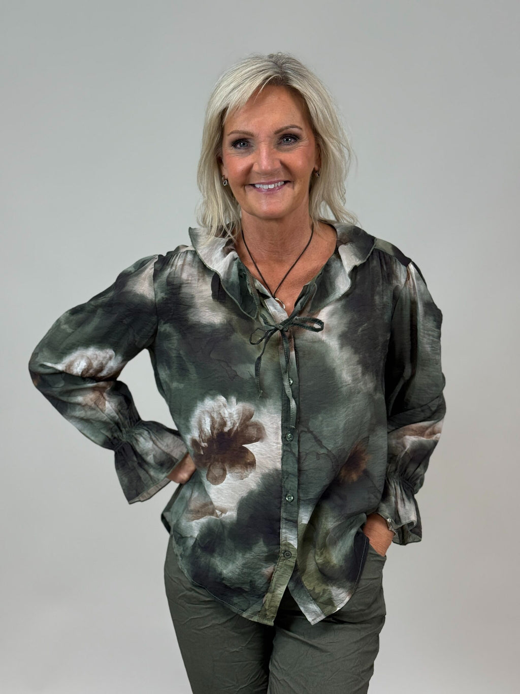 Mönstrad blus med volang vid ärm och vid hals från Mixbyheart, grön