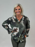 Mönstrad blus med volang vid ärm och vid hals från Mixbyheart, grön