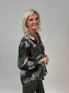 Mönstrad blus med volang vid ärm och vid hals från Mixbyheart, grön