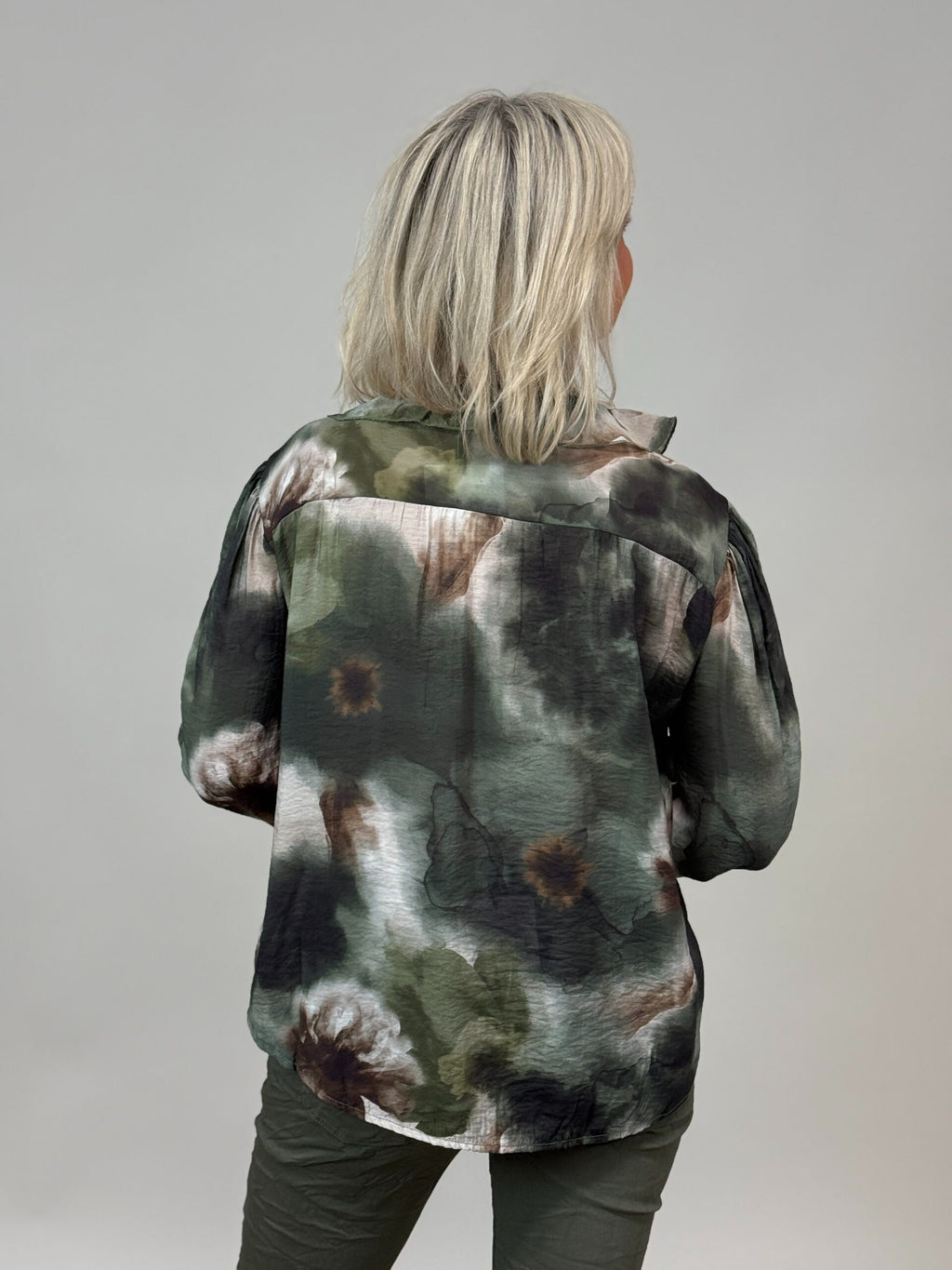 Mönstrad blus med volang vid ärm och vid hals från Mixbyheart, grön