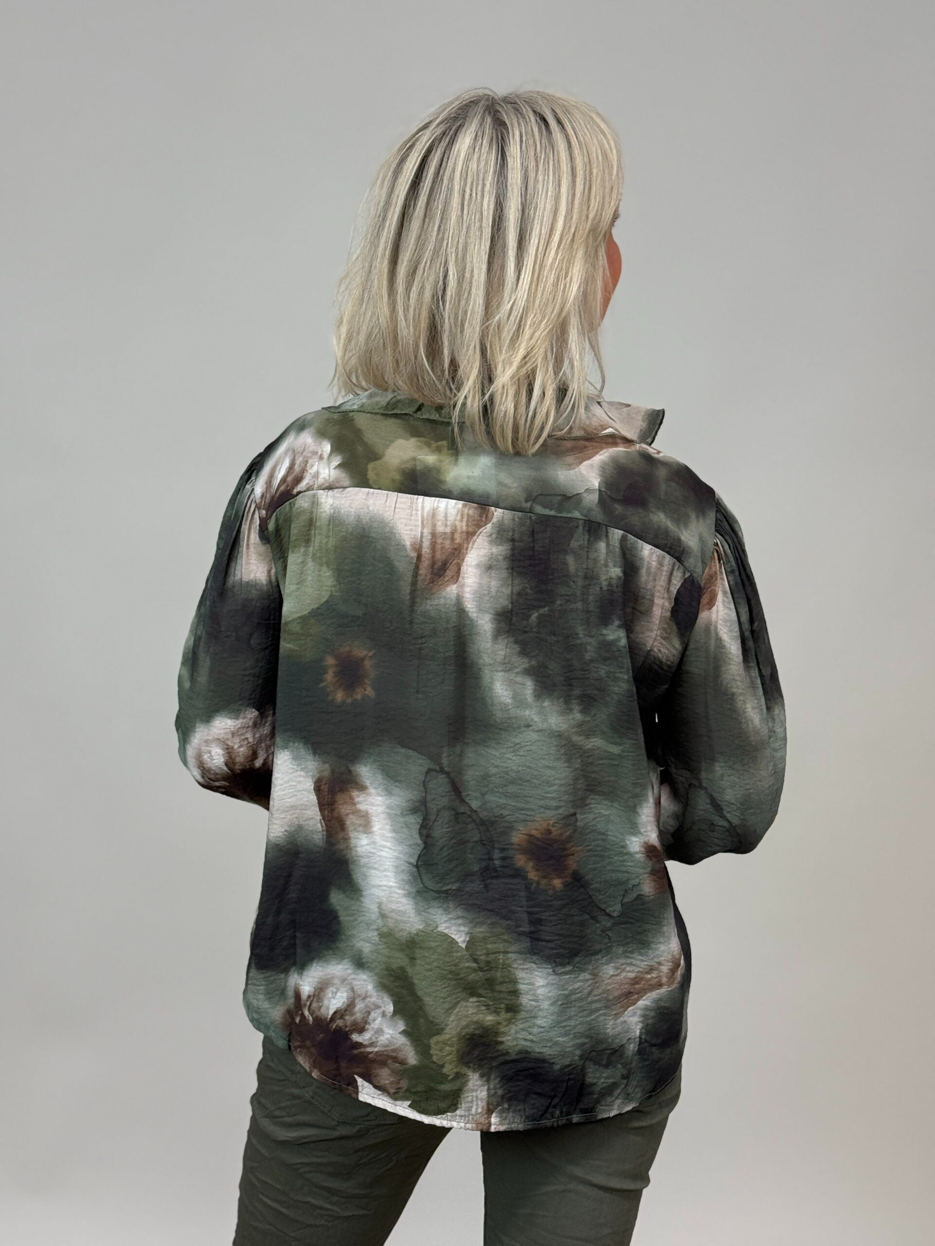 Mönstrad blus med volang vid ärm och vid hals från Mixbyheart, grön