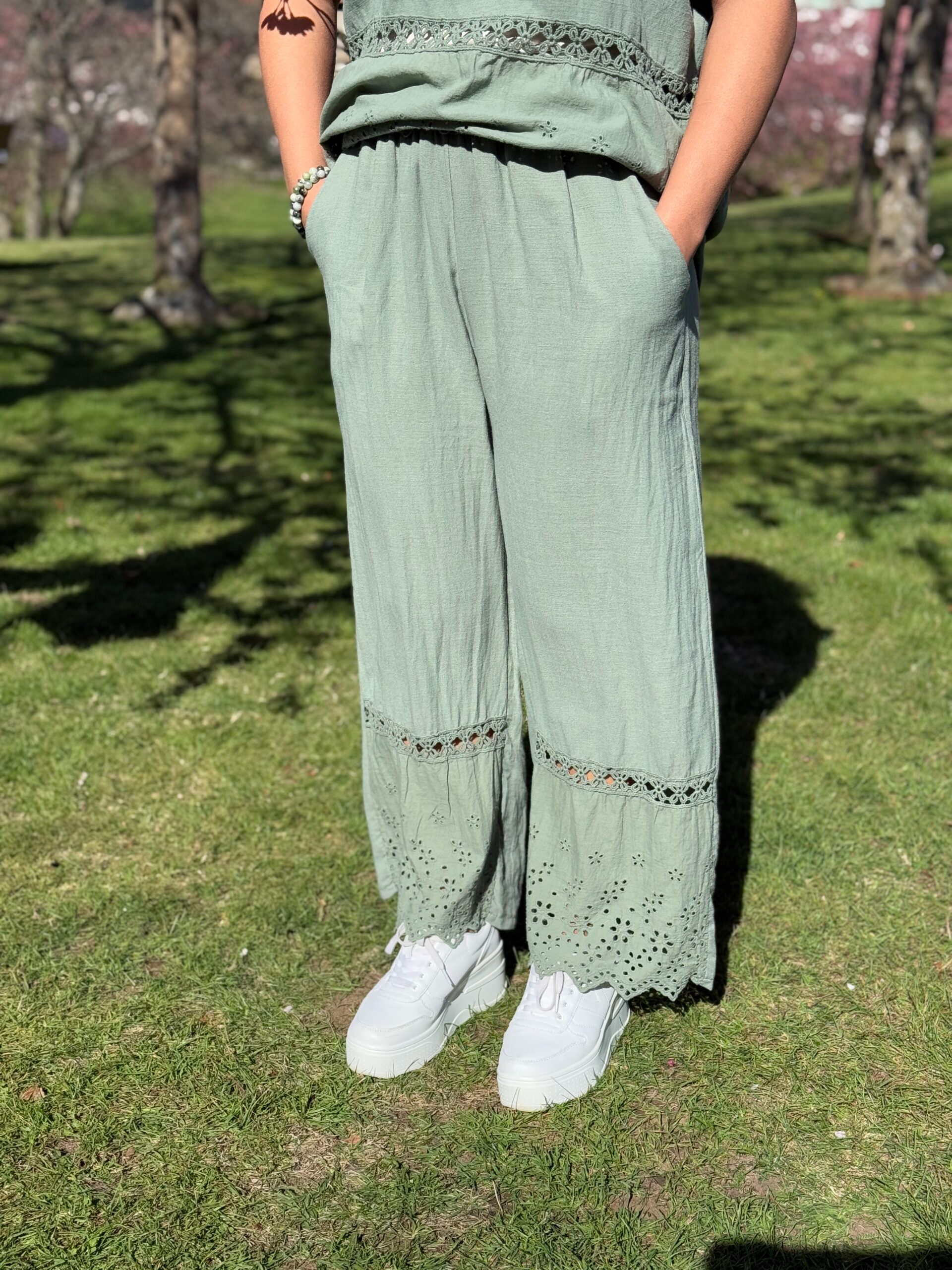 Viskos/linnebyxa med brodyr från Mixbyheart , army