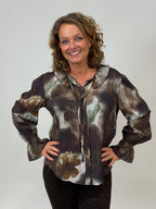 Mönstrad blus med volang vid ärm och vid hals från Mixbyheart, brun