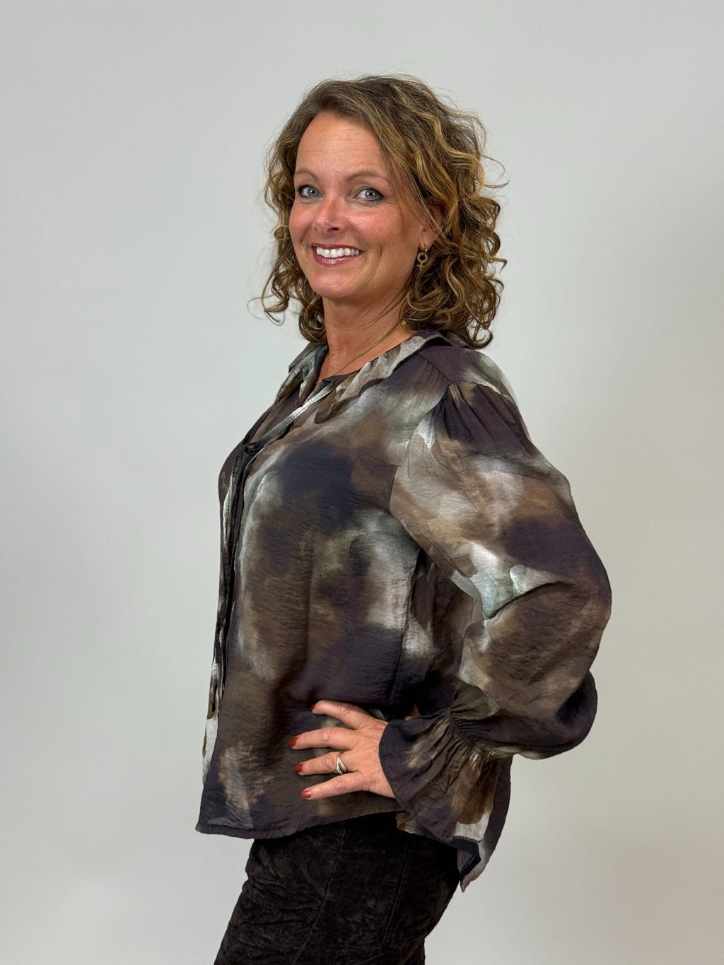 Mönstrad blus med volang vid ärm och vid hals från Mixbyheart, brun