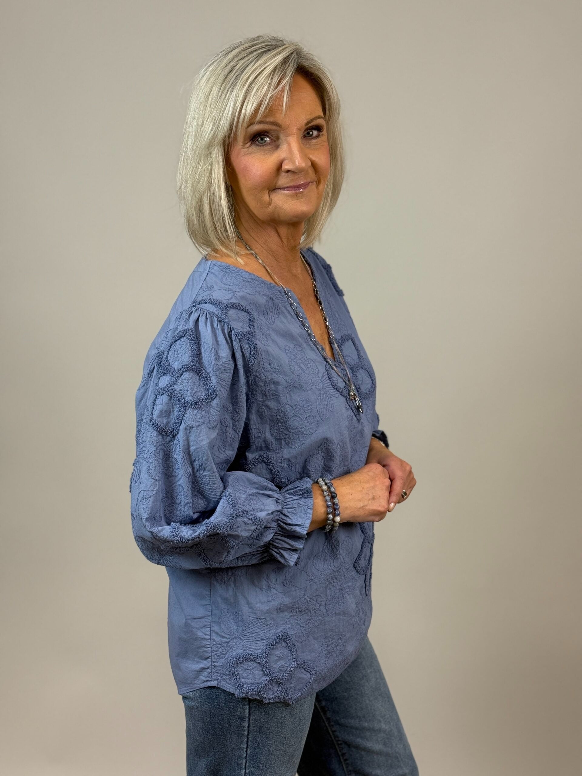 Blus med blomapplicationer från Mixbyheart, blå