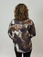 Mönstrad blus med volang vid ärm och vid hals från Mixbyheart, brun