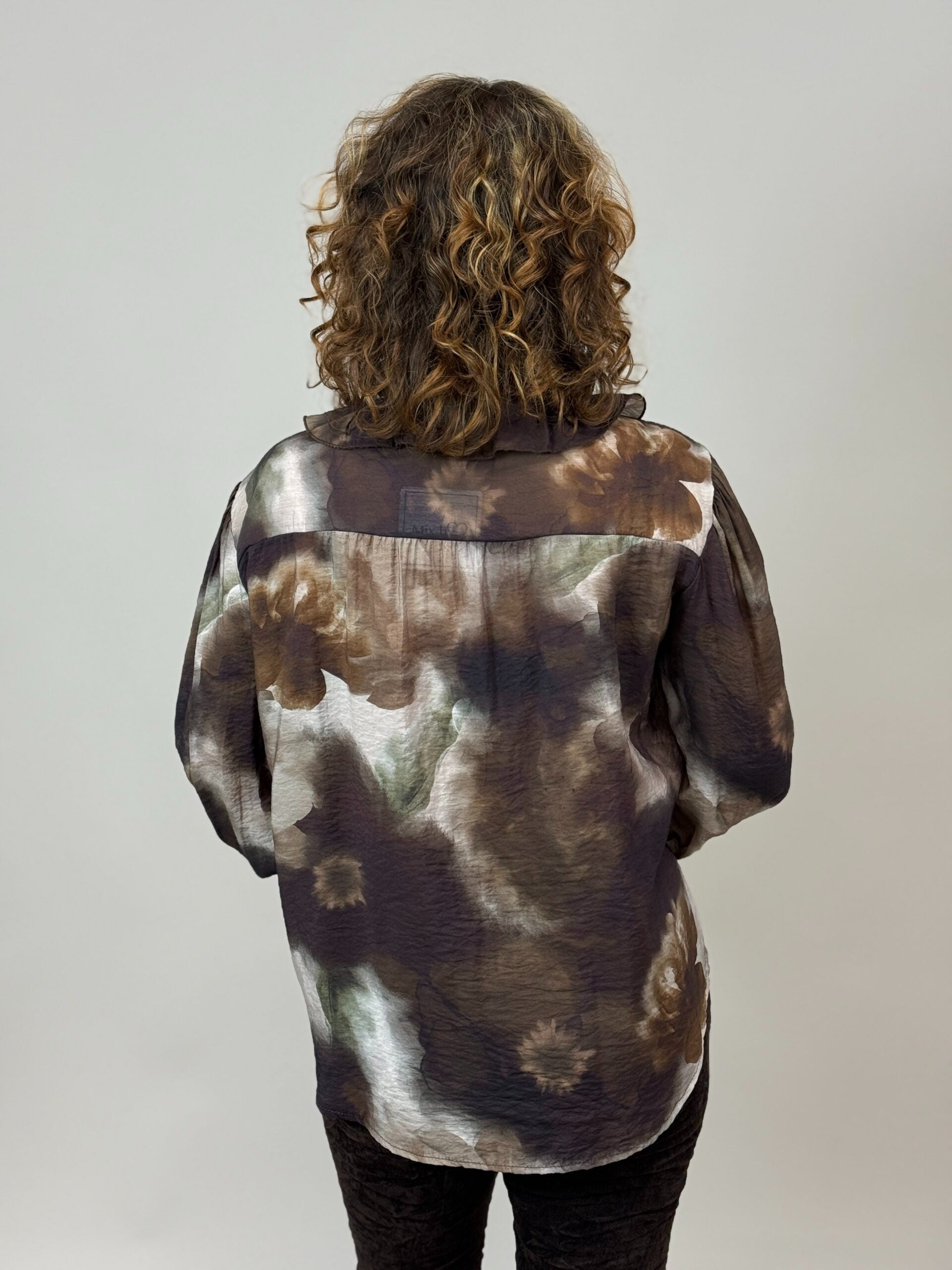 Mönstrad blus med volang vid ärm och vid hals från Mixbyheart, brun