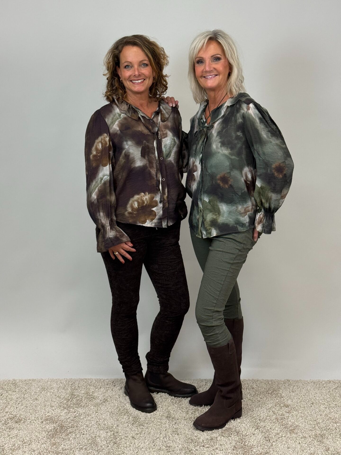 Mönstrad blus med volang vid ärm och vid hals från Mixbyheart, brun