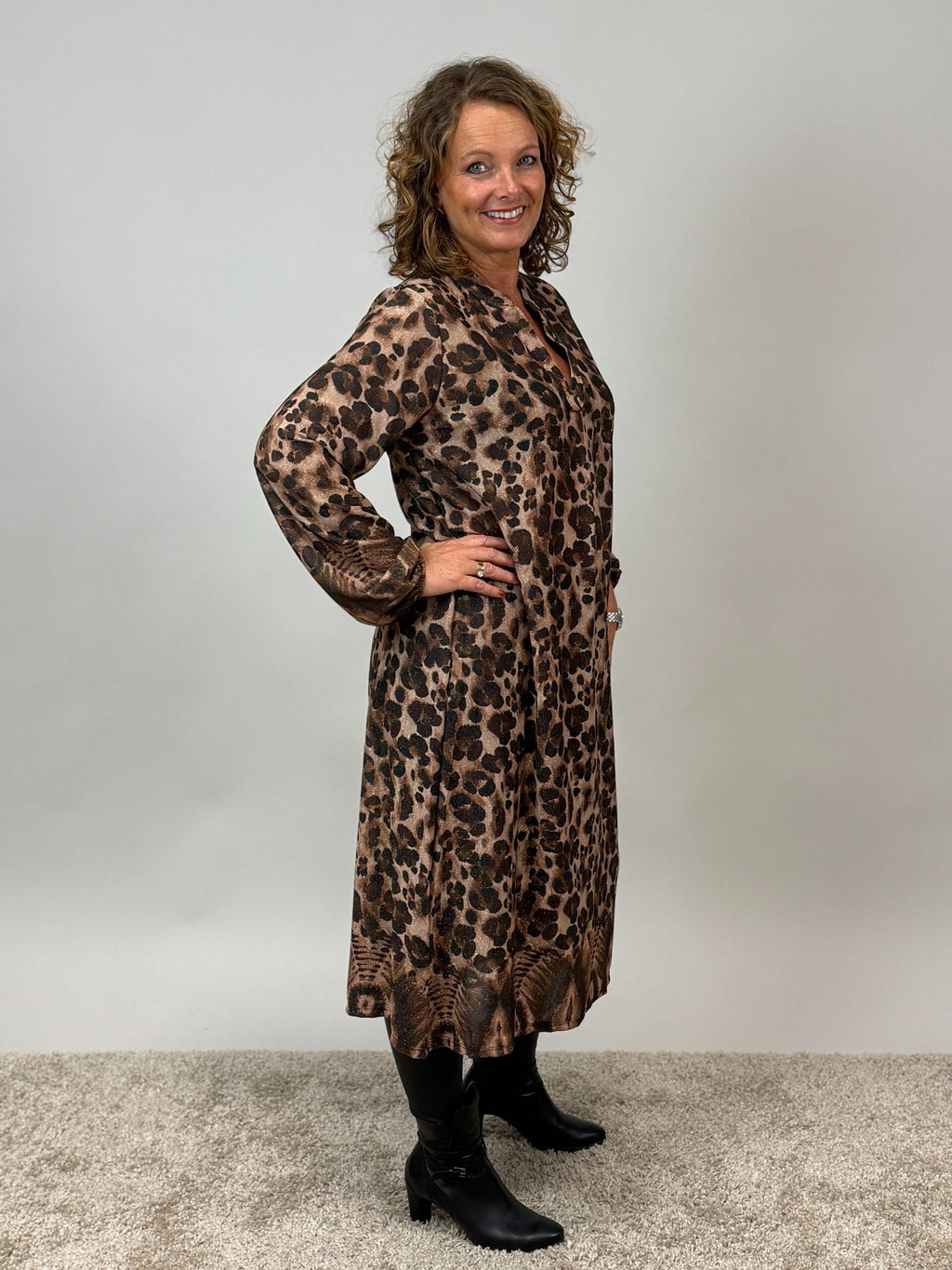 V-ringad klänning i leoprint från Mixbyheart