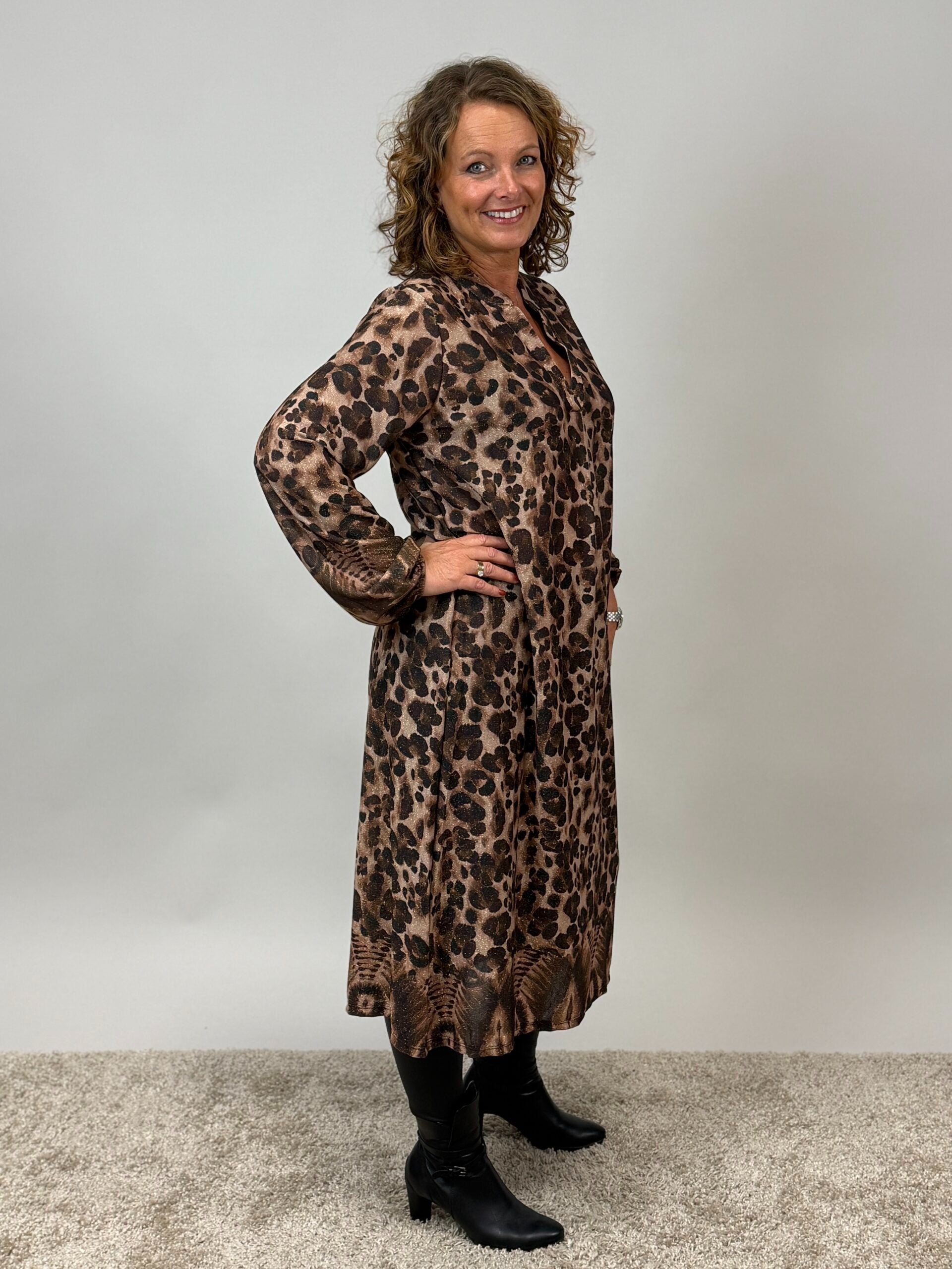 V-ringad klänning i leoprint från Mixbyheart