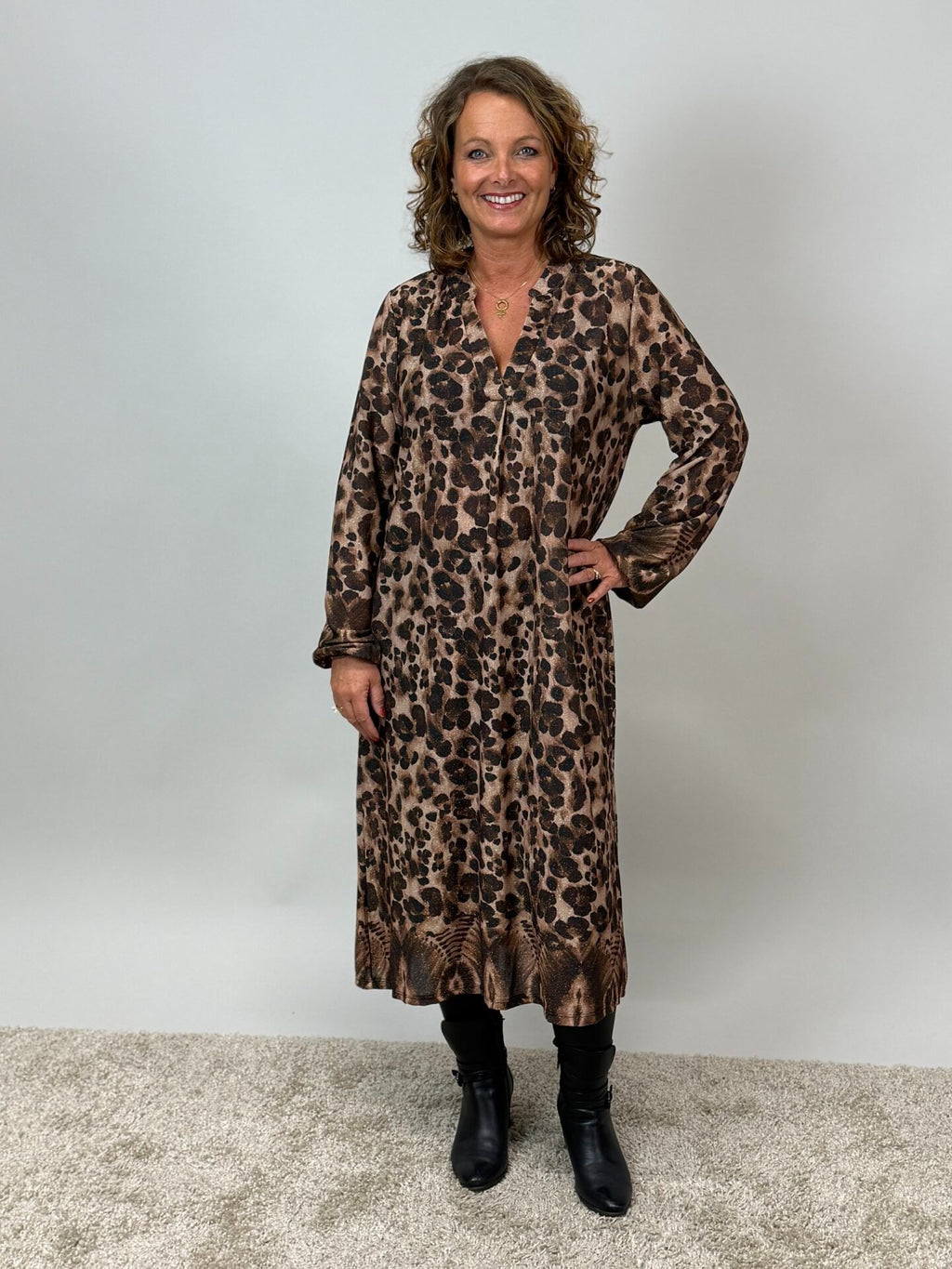 V-ringad klänning i leoprint från Mixbyheart
