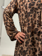 V-ringad klänning i leoprint från Mixbyheart